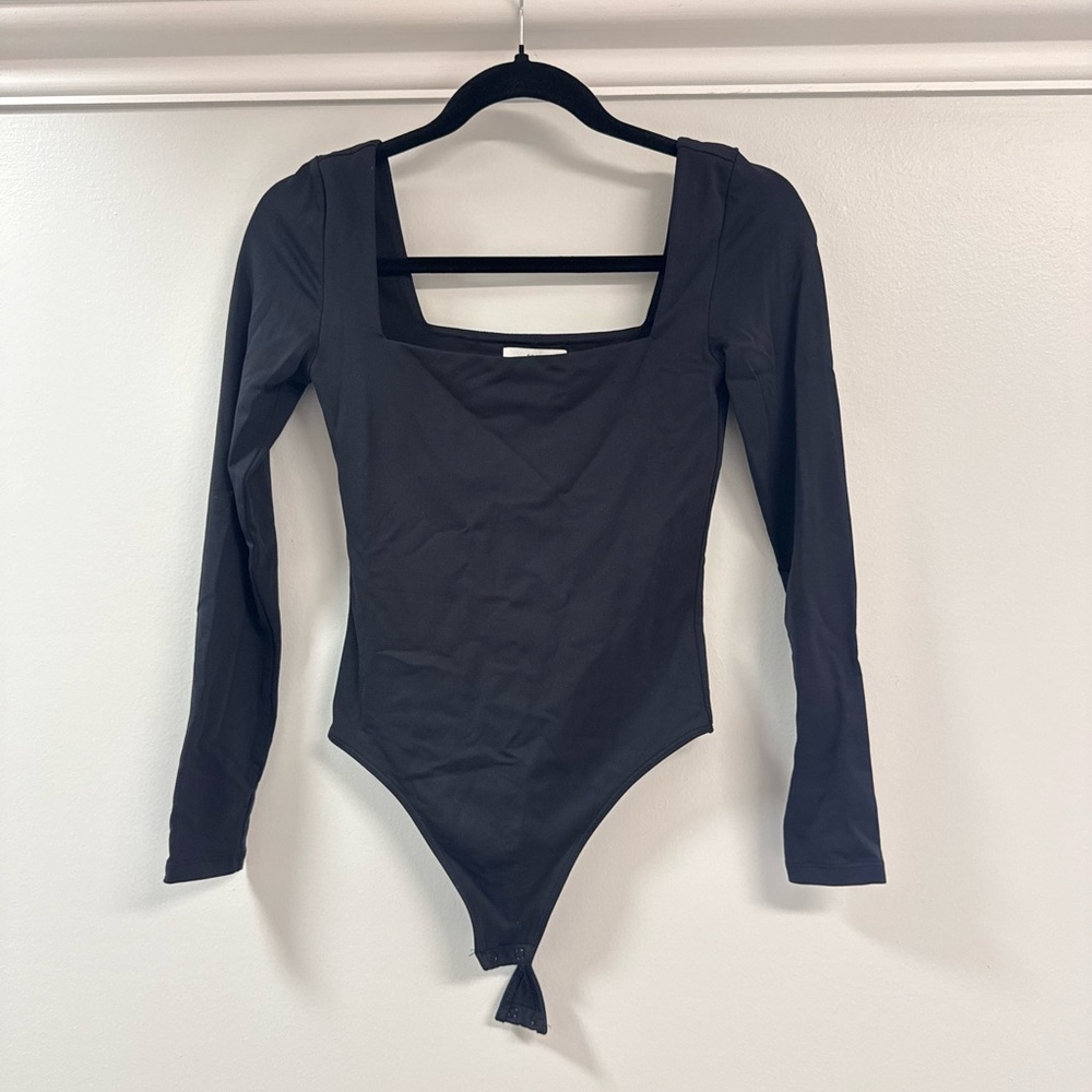 ARITZIA BLACK CONTOUR BODYSUIT